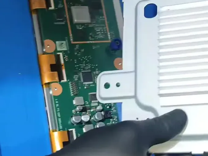 Placa eletrônica ao lado da carcaça do painel, separadas na bancada