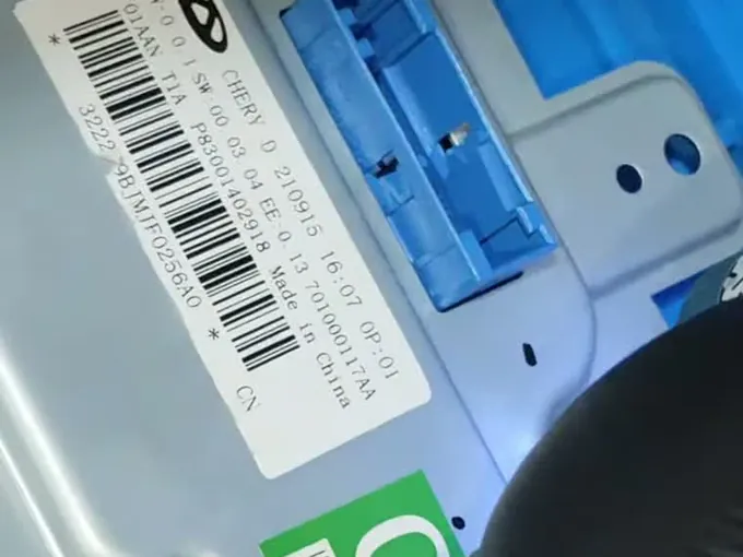 Carcaça traseira do painel com a etiqueta original de fábrica