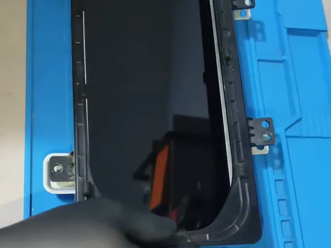 Painel remontado com a moldura, pronto para o teste final